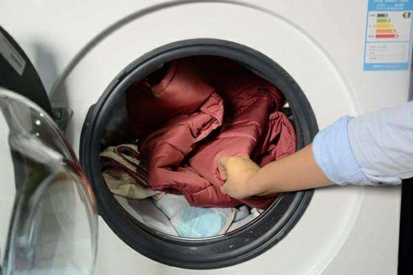 半自动洗衣机怎么清洗脱水桶内部,同等价位上来比较